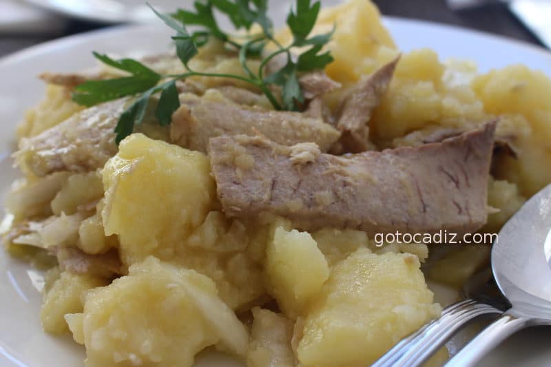 Papas aliñás con barriga de atún de El Refugio